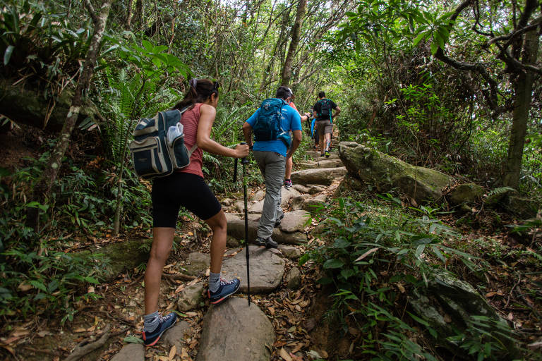 Comunidades de Trekking Se Aventuram Por Trilhas